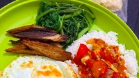 Versi klasik telur ceplok memang tak pernah membosankan. Apalagi kalau paduan lauknya menggugah selera. Ada tongkol goreng, rebusan kangkung, dan sambal kecombrang nikmat. Foto: Instagram kulinerjakarta