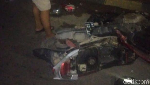 Motor pelaku rusak ditabrak warga saat hendak ditangkap.