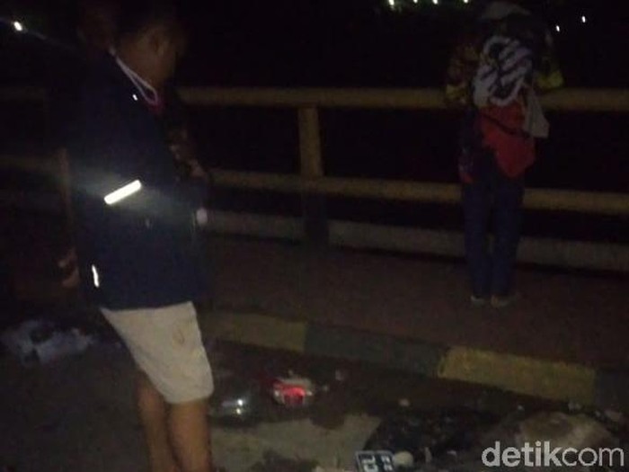 Motor pelaku rusak ditabrak warga saat hendak ditangkap.