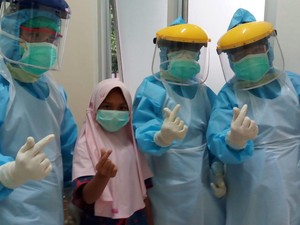 Usir Bosan, Petugas Medis Ajak Pasien Anak Positif Corona TikTok an