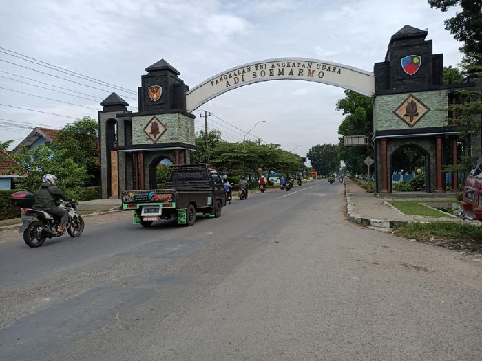 Akses masuk Jalan Tentara Pelajar, kompleks Lanud Adi Soemarmo.