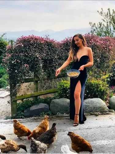 Kontes kecantikan Miss Wales batal, finalisnya pakai gaun malam di rumah