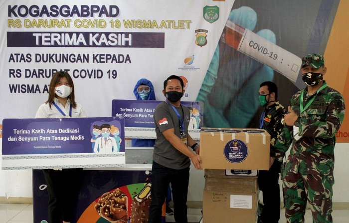 Misi Kemanusiaan untuk Lawan Corona Dansub Satgas Pembekalan dan Donasi RSD Wisma Atlet, Kolonel CBA Agung Maryono, mengecek bantuan dari Aice dan GP Ansor dalam misi kemanusiaan COVID-19.