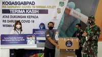 Bantuan yang disalurkan terkait program misi kemanusiaan Aice dan GP Ansor antara lain adalah mendistribusikan APD dan es krim di Wisma Atlet, Jakarta, Sabtu (25/4/2020). Foto: dok. GP Ansor