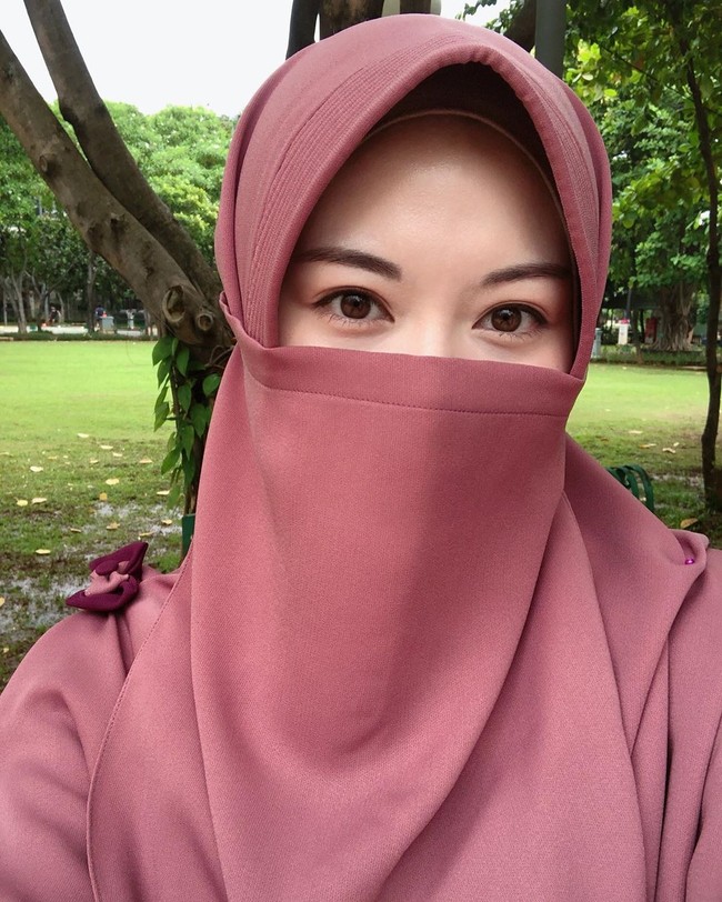 Saat Ayana ingin belajar lebih jauh tentang Islam di luar Korea, keluarganya memutus dukungan finansial. Ia pun harus bekerja di beberapa tempat sambil tetap sekolah untuk mewujudkan cita-citanya. Foto: Dok. Instagram @xolovelyayana