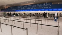 Bandara London Gatwick tampak tak ada aktivitas.