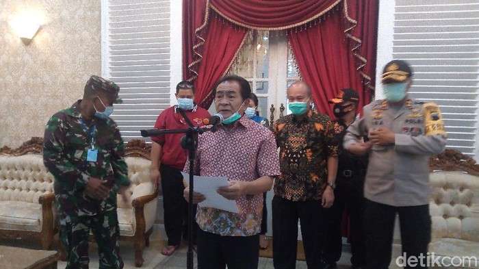 Bupati Banjarnegara Budho Sarwono saat jumpa pers, Sabtu (25/4/2020).