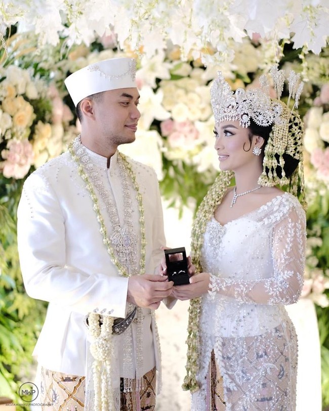 Zaskia Gotik dan Sirajuddin Mahmud melangsungkan nikah siri dalam balutan busana pengantin adat Sunda. Ia mengenakan siger rancangan desainer aksesori Rinaldy A. Yunardi. Foto: dok. Nagaswara