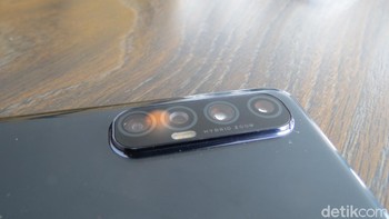 Oppo Reno3 Pro mengusung quad camera di belakang. Kamera utama 64 MP, telefoto 13 MP, ultrawide 8 MP dan monokrom 2 MP. Ada fitur 5X Hybrid Zoom dan Ultra Dark Mode. (Fitraya Ramadhanny/detikcom)