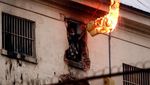 Takut Corona, Napi di Argentina Bakar Kasur hingga Panjat Atap