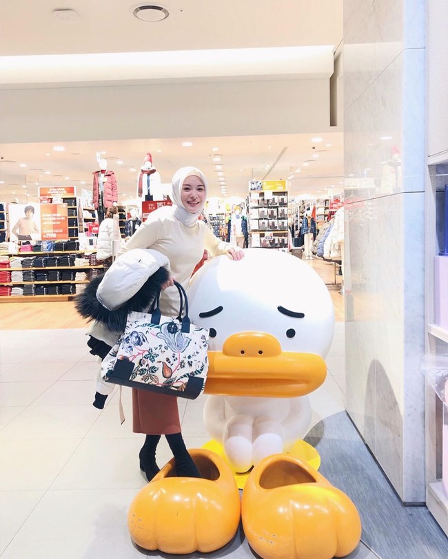 Wanita yang berdomisili di Seoul, Korea Selatan, itu awalnya mengatakan tidak bisa konsisten mengenakan jilbab karena akan mempengaruhi pekerjaan serta keluarganya. Namun kini Ayana Jihye Moon sudah sepenuhnya berhijab. Foto: Dok. Instagram @xolovelyayana