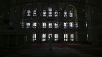 Masjid-masjid di Turki seluruhnya ditutup karena antisipasi penyebaran virus COVID-19 saat umat Islam di seluruh dunia memulai Ramadhan. Jumat (24/4) lalu, menurut Departemen Kesehatan, Turki memiliki 2.600 kematian terkait virus Corona dan kasus yang dikonfirmasi telah meningkat menjadi 104.912. Meskipun angka meningkat, Turki juga menghindari lockdown penuh dan hanya terus menerapkan lockdown parsial yang terus direvisi secara konstan pembatasan hingga saat ini.
