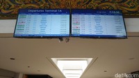 Dari catatan hari Jumat, setidaknya masih ada 55 penerbangan atau flight keberangkatan dan 51 kedatangan. Seluruh penerbangan merupakan domestik yang ada di Terminal 1.