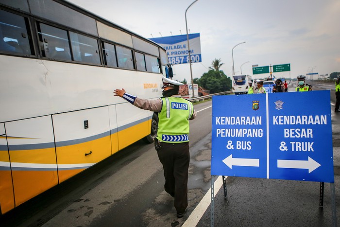 PENYEKATAN KENDARAAN DI TOL BITUNG TANGERANG Petugas kepolisian berjaga saat dilakukan penyekatan kendaraan di pintu keluar Tol Bitung, Kabupaten Tangerang, Banten, Jumat (24/4/2020). Penyekatan itu dilakukan menyusul adanya larangan mudik bagi seluruh kalangan yang sudah ditetapkan mulai hari ini guna mencegah penyebaran COVID-19. ANTARA FOTO/Fauzan/wsj.