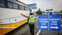 Penyekatan itu dilakukan menyusul adanya larangan mudik bagi seluruh kalangan yang sudah ditetapkan mulai hari ini guna mencegah penyebaran COVID-19.