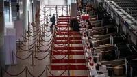 Biasanya antrean check-in di Beijing Capital International Airport panjang dipenuhi calon penumpang, kini terlihat hanya ada 1 calon penumpang di sana.