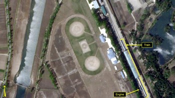 Berdasar pada foto satelit yang diambil pada tanggal 23 April 2020 sebuah kereta tampak terlihat di jalur kereta yang berada di stasiun kereta api di kawasan Wonsan. Dilansir dari AP News, situs web 38 North menyebut kereta api milik pimpinan Korea Utara telah terparkir di stasiun Wonsan setidaknya sejak 21 April lalu. 2020 Planet Labs Inc. via AP.