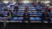 Penerapan social distancing atau jaga jarak terlihat di bangku penonton. Para penonton tampak melakukan jaga jarak saat hendak menonton pertandingan tinju di Arena Olahraga Alexis Arguello, Managua, Nikaragua.