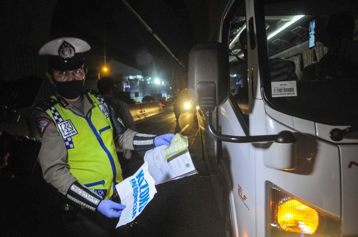 Potret Penyekatan Pemudik di Tol Jakarta Cikampek Petugas kepolisian membuat cek point pemeriksaan di dalam tol Jakarta Cikampek. Hal itu dilakukan untuk cegah warga mudik guna putus rantai penyebaran COVID-19.