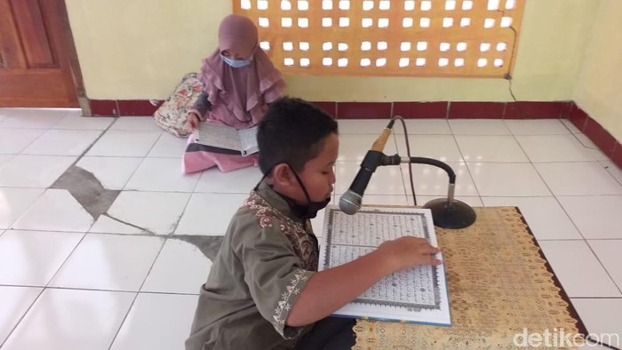 Anak-anak yang mengaji di Desa Tinatar Pacitan
