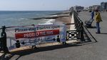 Polisi Inggris Patroli di Pantai Imbau Warga Tetap di Rumah