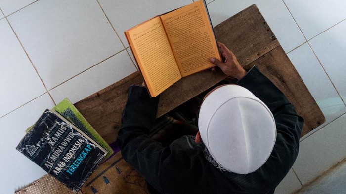 Selama bulan suci Ramadhan para santri mengaji kitab kuning yang merupaka  tradisi pesantren tradisional. ANTARA FOTO/Muhammad Bagus Khoirunas