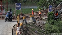 Sejumlah pekerja tampak beraktivitas di area sekitar pembangunan kereta cepat Jakarta-Bandung yang berada di kawasan Tegalluar, Kabupaten Bandung.