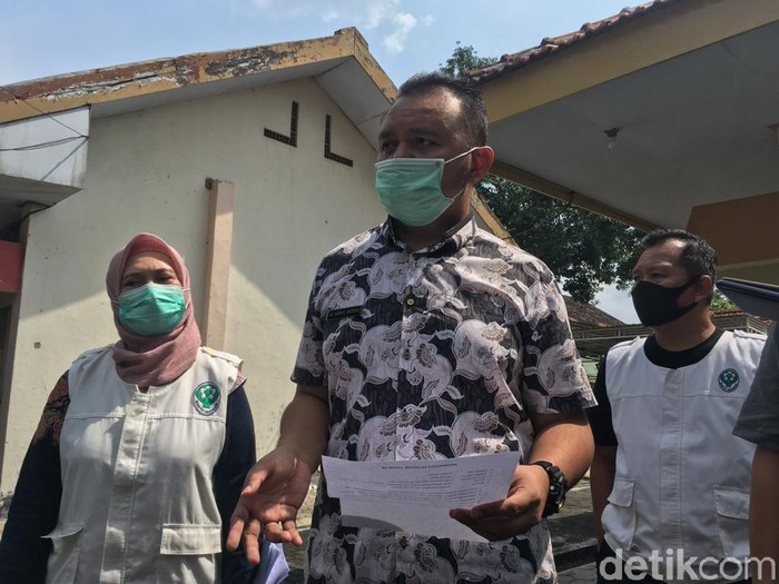 Kadinkes Kabupaten Mojokerto dr Sujatmiko dinyatakan positif Corona. Akibatnya, sekitar 100 pegawai akan menjalani rapid test pekan depan.