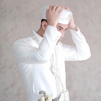 Sementara Sirajuddin tampil gagah dengan beskap putih bertabur kristal yang juga datang dari label bridal Ivan Gunawan, Love Ivan Gunawan. Bros pada peci dan kalung yang disematkan pada beskap pun dirancang khusus oleh Rinaldy A. Yunardi. Foto: Instagram/@mozawahyu, @ivan_gunawan, @anpasuha_official