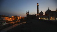 Masjid Jama dan sejumlah tempat ibadah lainnya di kawasan India pun ditutup untuk sementara waktu guna mencegah penyebaran virus Corona yang kian meluas di negara tersebut. Warga pun diimbau untuk mengurangi aktivitas di luar rumah dan melakukan berbagai kegiatan mulai dari bekerja, sekolah, maupun beribadah dari dalam rumah.