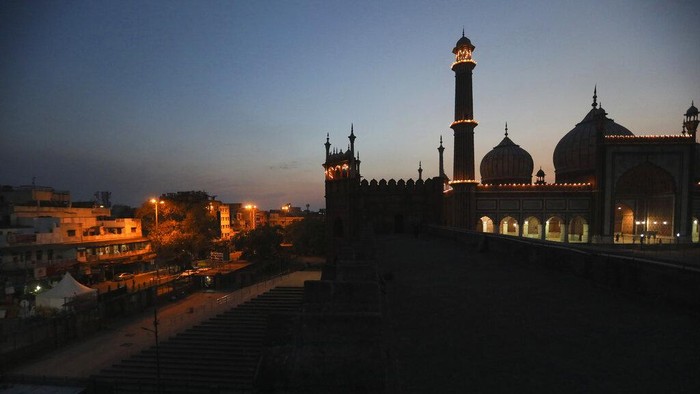 Masjid Jama yang berada di kawasan India, terkenal sebagai masjid terbesar di negara itu. Masjid yang biasanya ramai pengunjung itu kini sepi imbas wabah Corona