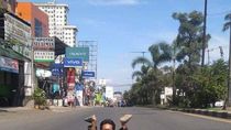 Cerita Warga Sumedang Berfoto Santai di Tengah Jalan yang Sepi
