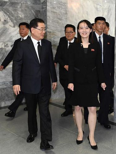 Kim Yo-Jong menemui Chung Eui-yong penasihat keamanan nasional Korea Selatan saat menyampaikan duka cita atas meninggalnya mantan ibu negara Lee He-Ho pada Juni 2019.