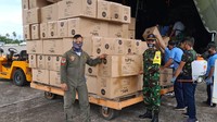 TNI dalam mendistribusi APD dengan mengerahkan sejumlah pesawat milik TNI Angkatan Udara. TNI dalam melakukan distribusi ke sejumlah daerah tentunya dengan didukung database yang diperbaharui secara real-time terkait rumah sakit dan fasilitas kesehatan yang tenaga kesehatannya memerlukan APD. Istimewa/Dok. Gugus Tugas PP Covid-19 Komunikasi Publikasi: Letkol.Inf. Drs. Abidin Tobba, M.Si.