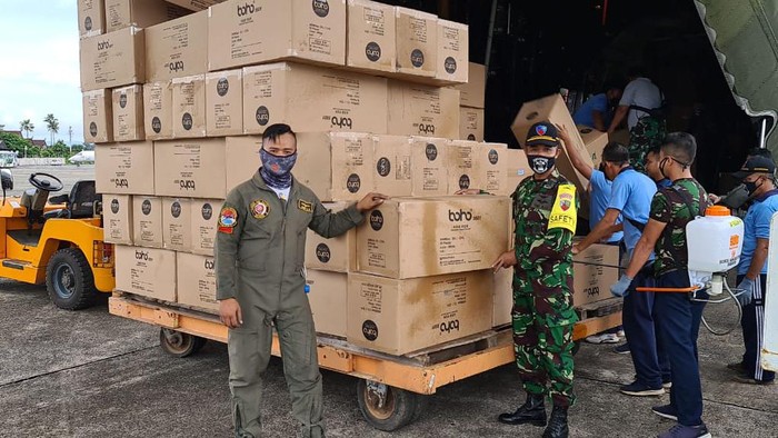 Sejumlah prajurit TNI terus mendistribusikan APD ke sejumlah daerah di Indonesia. APD itu disalurkan ke sejumlah rumah sakit di daerah terdampak COVID-19.