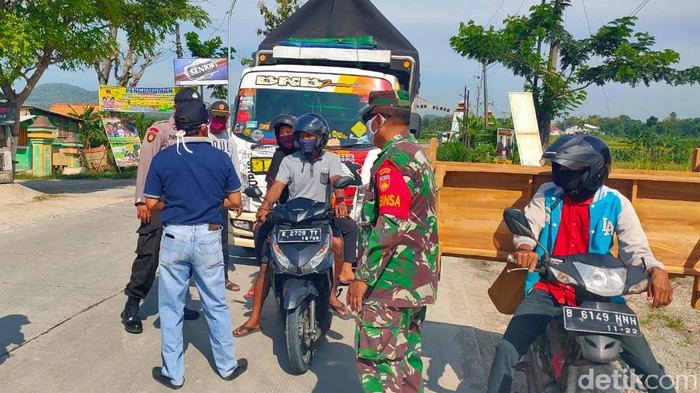 Petugas gabungan menghadang kendaraan yang akan masuk Blora, 26/2/2020