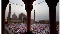 Penampakan Masjid Jama di akhir pekan kemarin tampak berbeda dengan foto yang diabadikan pada tahun 2018 silam. Di foto yang diabadikan pada tahun 2018 lalu tampak ribuan jemaah mendatangi Masjid Jama untuk beribadah di bulan suci Ramadhan.
