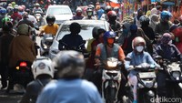 Pasar itu berada di jalan yang menjadi akses penghubung antara Jalan Cikutra dan Jalan Cicadas. Banyaknya PKL membuat banyak warga turut berhenti untuk membeli kebutuhan pokok.
