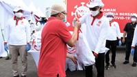 Selain menggelar rapid test untuk masyarakat umum, Relawan Indonesia Bersatu Lawan COVID-19 juga turut memberikan bantuan sembako. Istimewa/Dok. Relawan Indonesia.