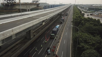 Potret Penyekatan Pemudik di Tol Jakarta Cikampek