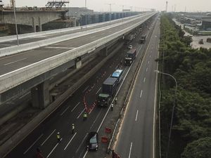 Potret Penyekatan Pemudik di Tol Jakarta Cikampek