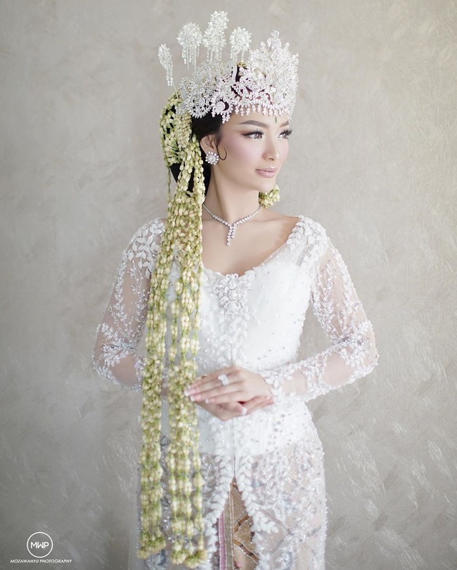 Kebaya pengantin Zaskia Gotik dari label Love Ivan Gunawan ini memang tampak kaya detail. Kebaya dibuat full bordir di atas bahan tulle. Biasanya seorang desainer menggunakan bahan tulle terbaik untuk membuat sebuah busana pengantin, ditambah lagi detail yang rumit sehingga tidak mengherankan harganya bisa puluhan hingga ratusan juta. Foto: Instagram/@mozawahyu