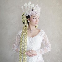 Kebaya pengantin Zaskia Gotik dari label Love Ivan Gunawan ini memang tampak kaya detail. Kebaya dibuat full bordir di atas bahan tulle. Biasanya seorang desainer menggunakan bahan tulle terbaik untuk membuat sebuah busana pengantin, ditambah lagi detail yang rumit sehingga tidak mengherankan harganya bisa puluhan hingga ratusan juta. Foto: Instagram/@mozawahyu