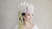 Untuk siger, brooch kebaya, brooch peci, dan kalung, Zaskia Gotik memakai rancangan Rinaldy Yunardi. (Foto: Instagram/@mozawahyu, @ivan_gunawan, @anpasuha_official)