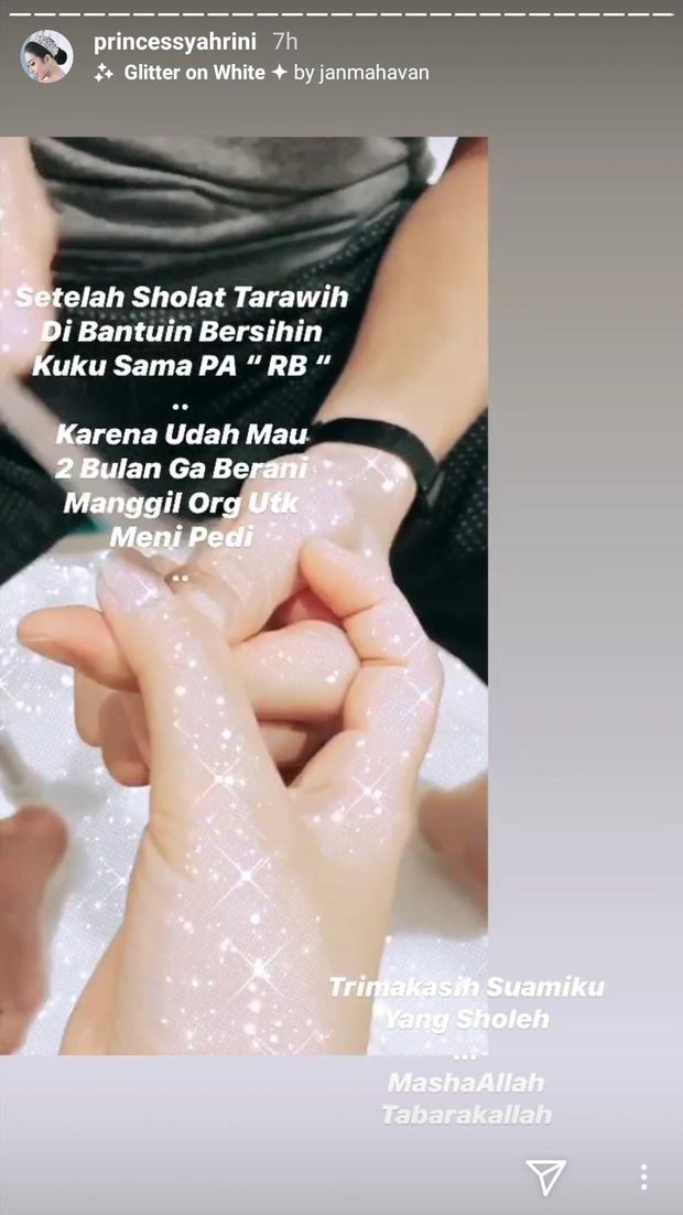 Reino Barrack bersihkan kuku Syahrini (dok. Instagram)
