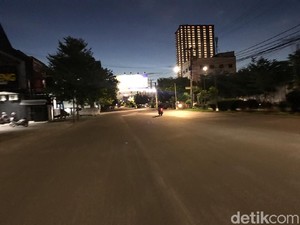 Jalur Protokol di Makassar yang Biasanya Macet Kini Sepi Bak Kota Hantu