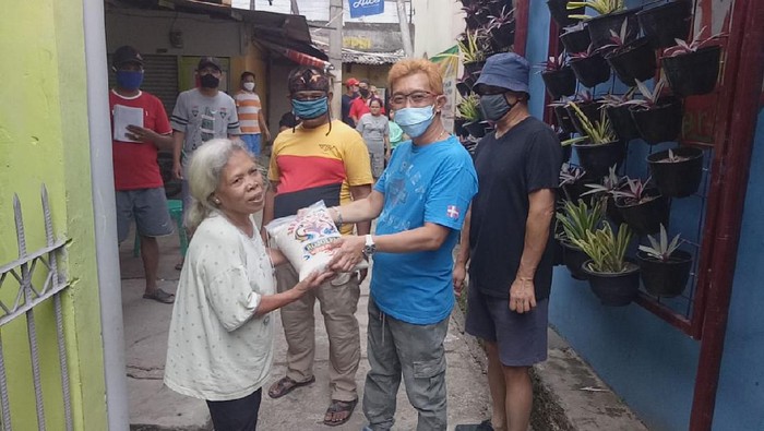 Penyerahan bantuan kepada warga