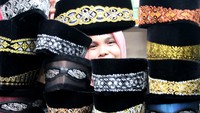Pedagang mengaku, penjualan peci sejak memasuki bulan suci Ramadhan 1441 H meningkat hingga 150 persen dari biasanya.