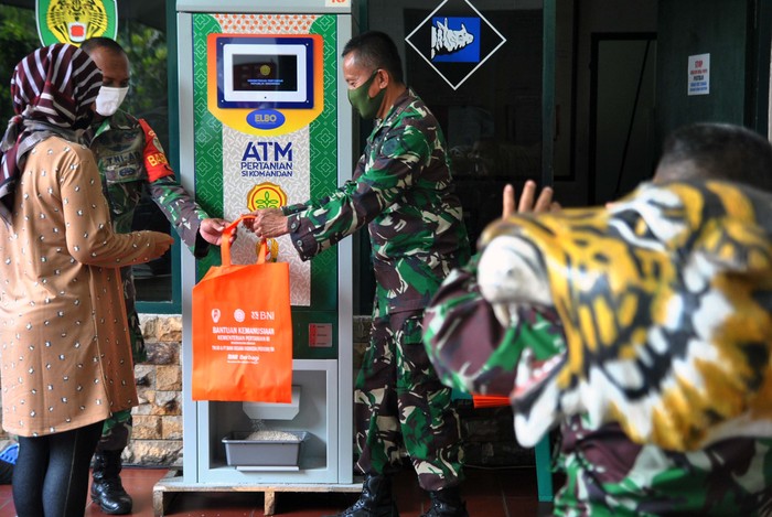 Asyik! Ada ATM Beras Gratis di Bogor ATM beras gratis tersedia di Kodim 0606/Kota Bogor. Mesin tersebut dioperasikan untuk menyediakan 1,5 ton beras untuk 1.000 orang per harinya.
