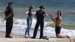 Polisi Inggris Patroli di Pantai Imbau Warga Tetap di Rumah